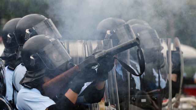 Dispersáos o disparamos: la Policía de Hong Kong rocía con gas pimienta a los manifestantes