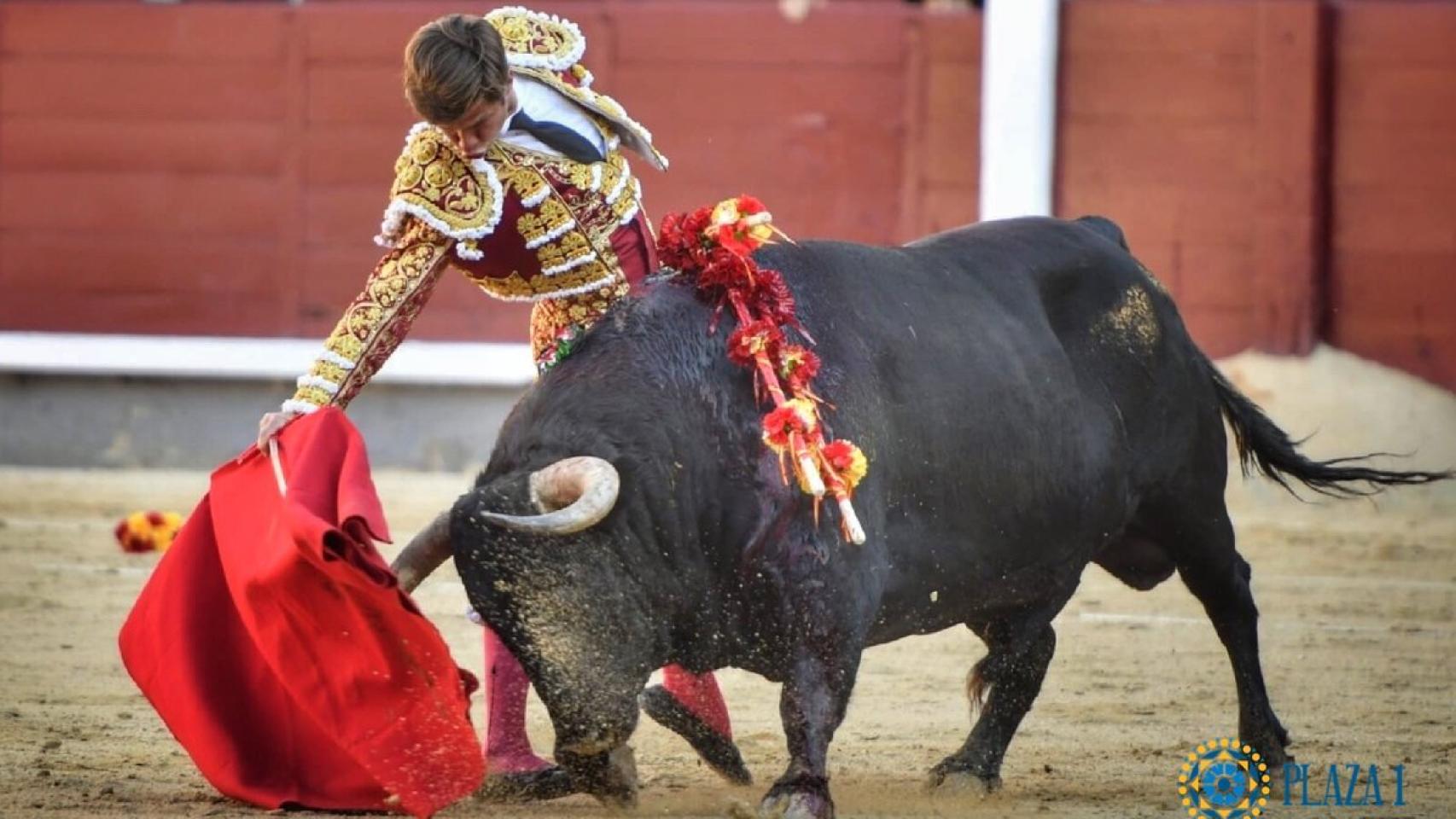 Derechazo de Juli al primer cuvillo de la tarde