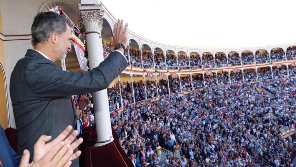 Felipe VI saluda a los congregados en Las Ventas.