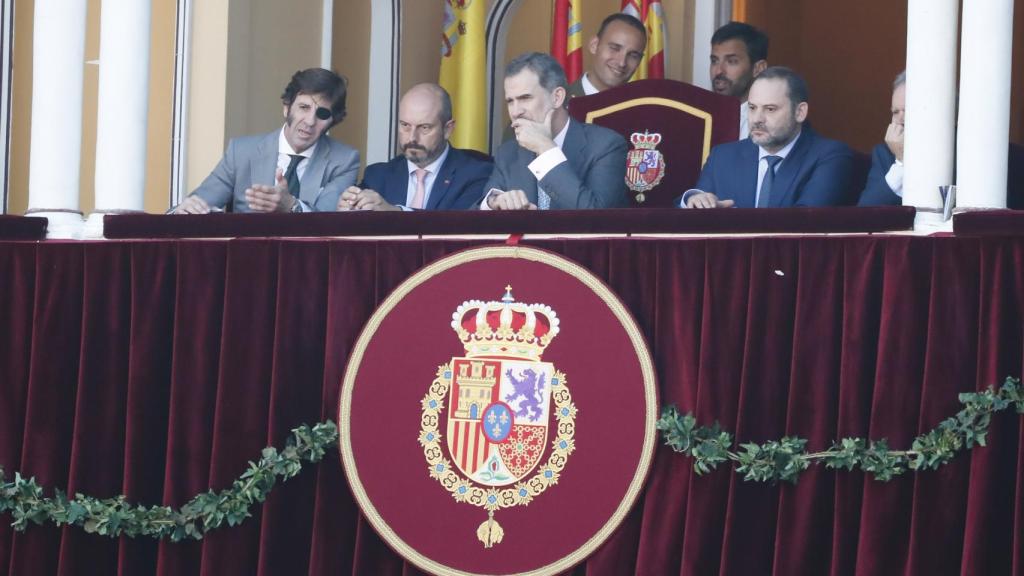 El rey no ha dudado en comentar la corrida de toros con sus acompañantes en el palco real.