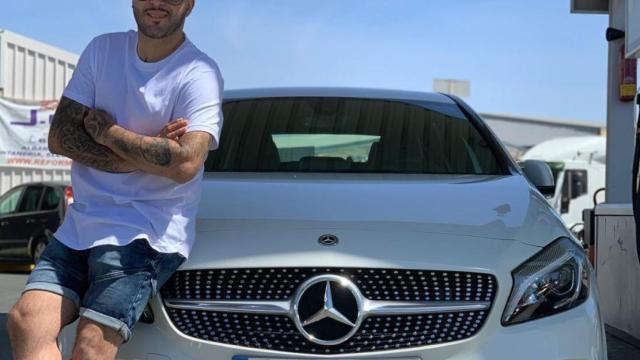 Kiko Rivera junto a su coche nuevo