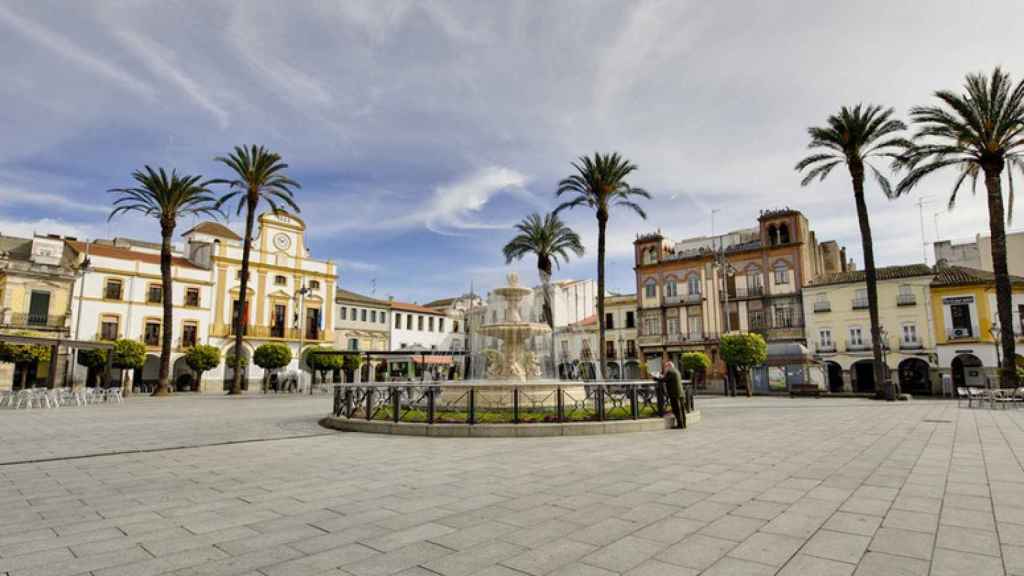 La Plaza de España de Mérida es testigo del día a día cotidiano de sus habitantes y turistas.