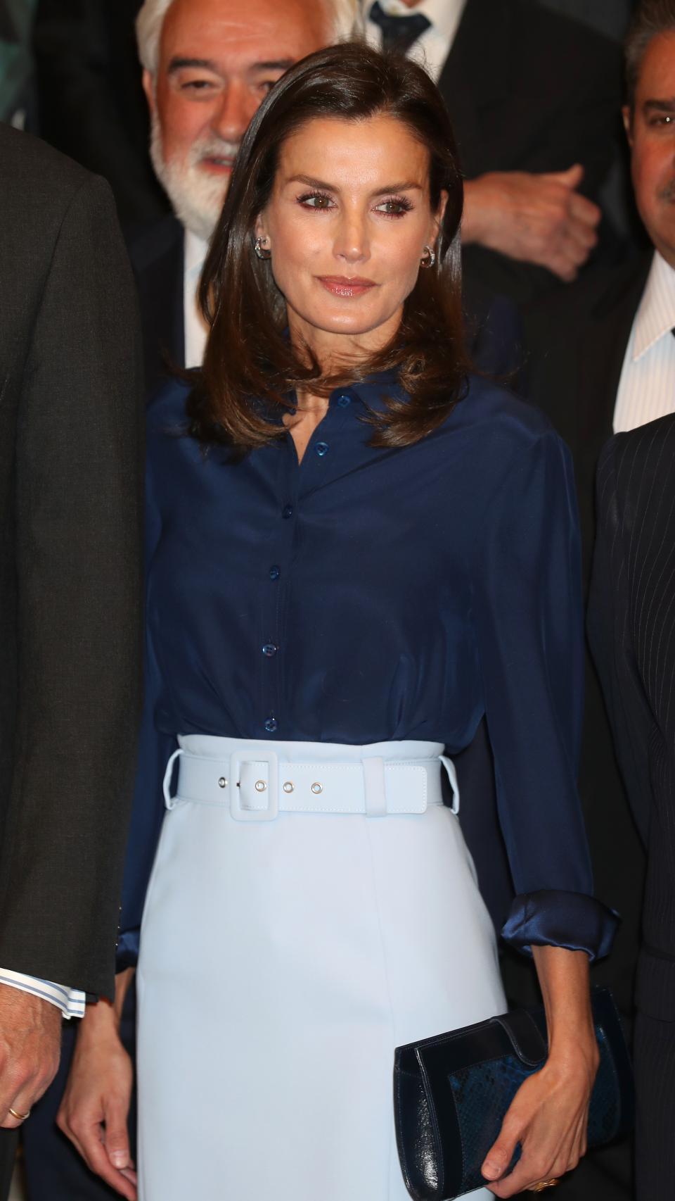 La Reina ha optado por una falda celeste de Hugo Boss.