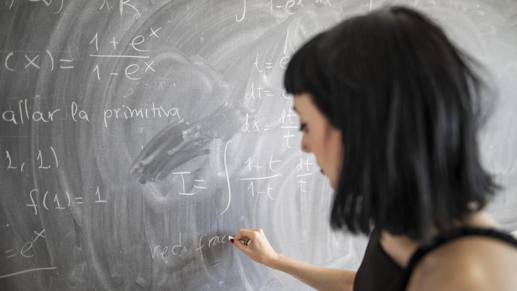 Cristina resolviendo uno de los ejercicios en la pizarra.