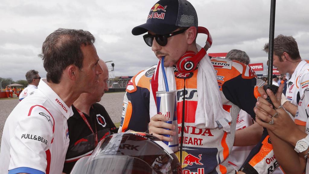 Alberto Puig dialoga con Jorge Lorenzo, en la parrilla de salida del Gran Premio de Italia.