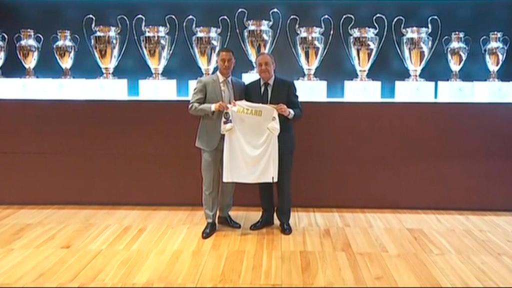 Hazard posa con la camiseta del Real Madrid junto a Florentino Pérez