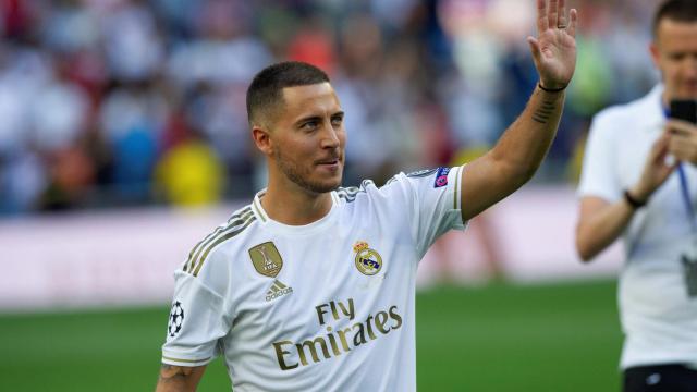 Eden Hazard saluda al Santiago Bernabéu