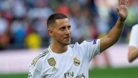 Eden Hazard saluda al Santiago Bernabéu