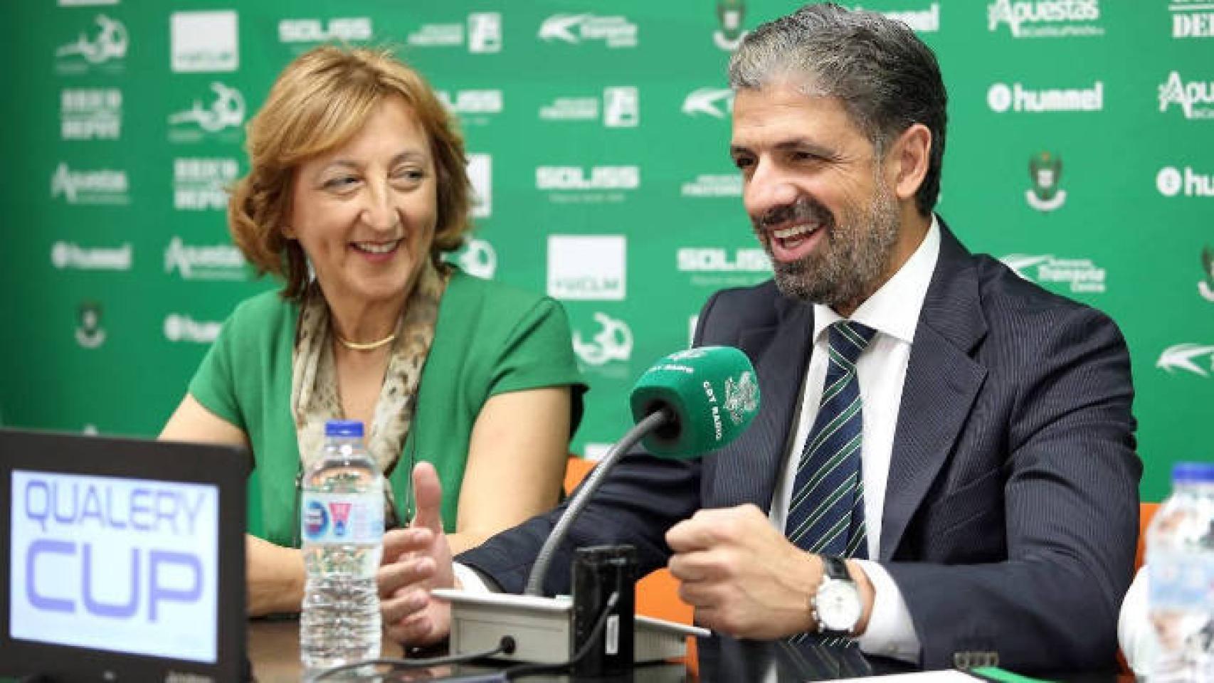 Sagrario Gutiérrez, alcaldesa de Guadamur y Juan Juárez, presidente del CD Toledo. Foto: Óscar Huertas