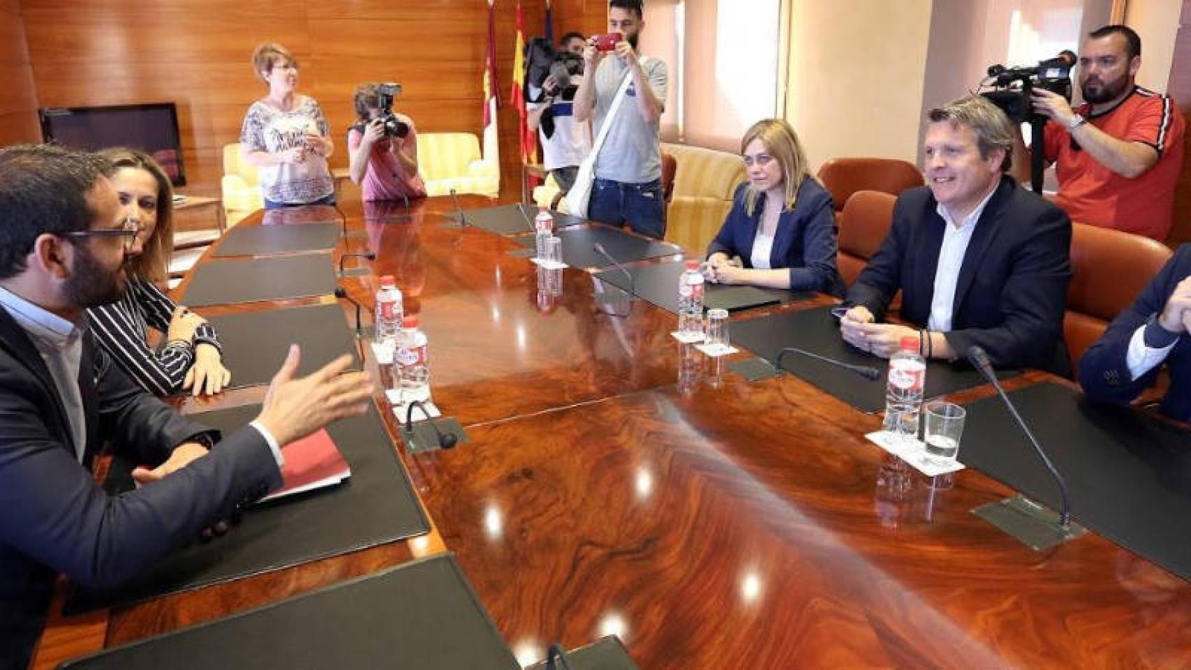 Un instante de la reunión de este jueves en las Cortes. Foto: Óscar Huertas