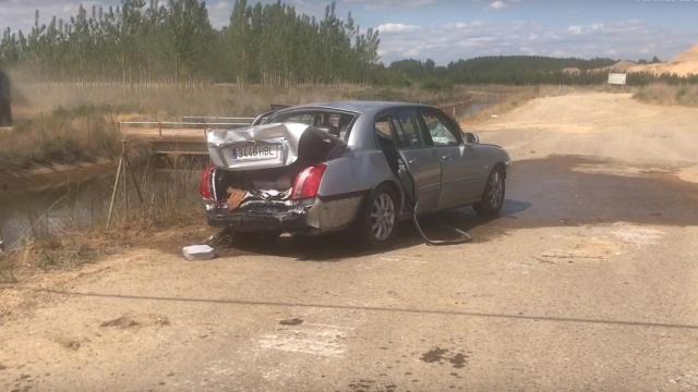 El vehículo cayó al agua después de que el conductor perdiera el control. Foto: Youtube.