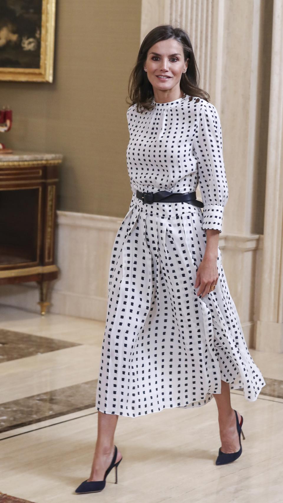 Letizia ha vuelto a lucir el vestido de Massimo Dutti en color blanco con lunares negros.