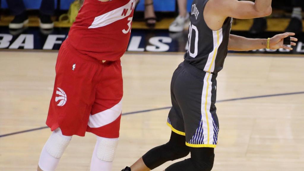 Stephen Curry ante los Toronto Raptors