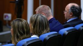 La representante legal del PP, María Massó, y los tres acusados en el juicio de los ordenadores de Bárcenas.