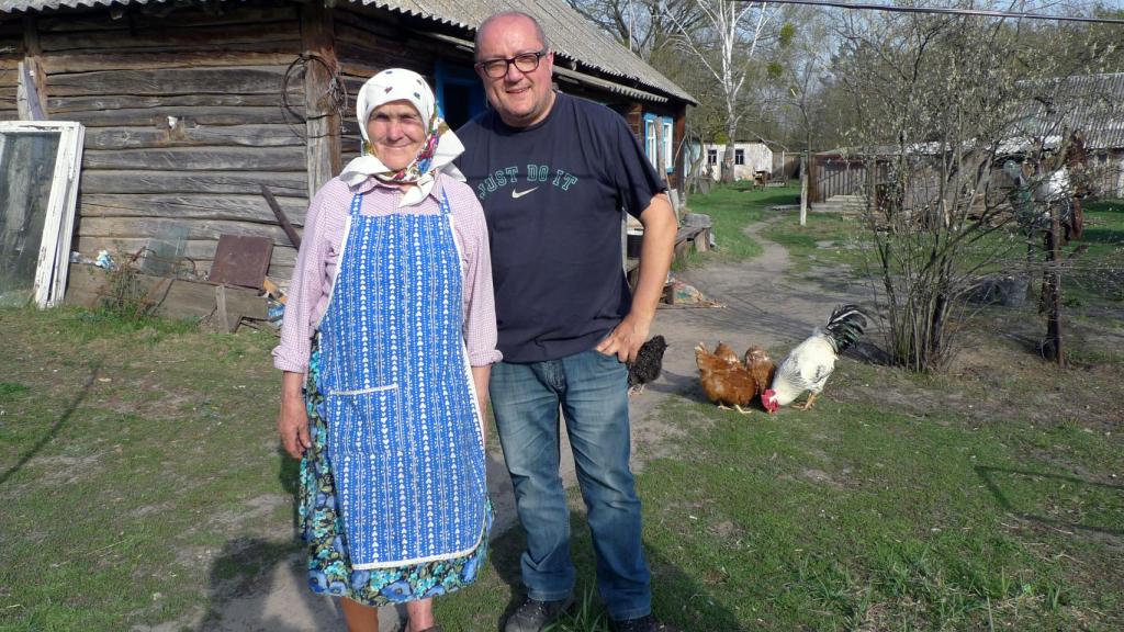 Hannah, Toimil y las gallinas de las hermanas que viven en la zona de exclusión