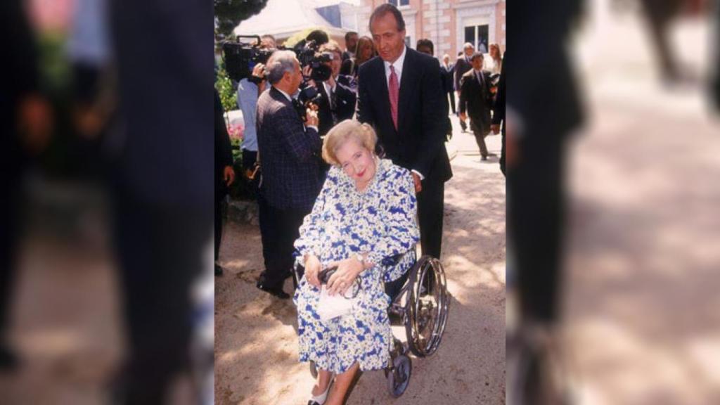 Juan Carlos I junto a su madre, Pilar de Borbón.