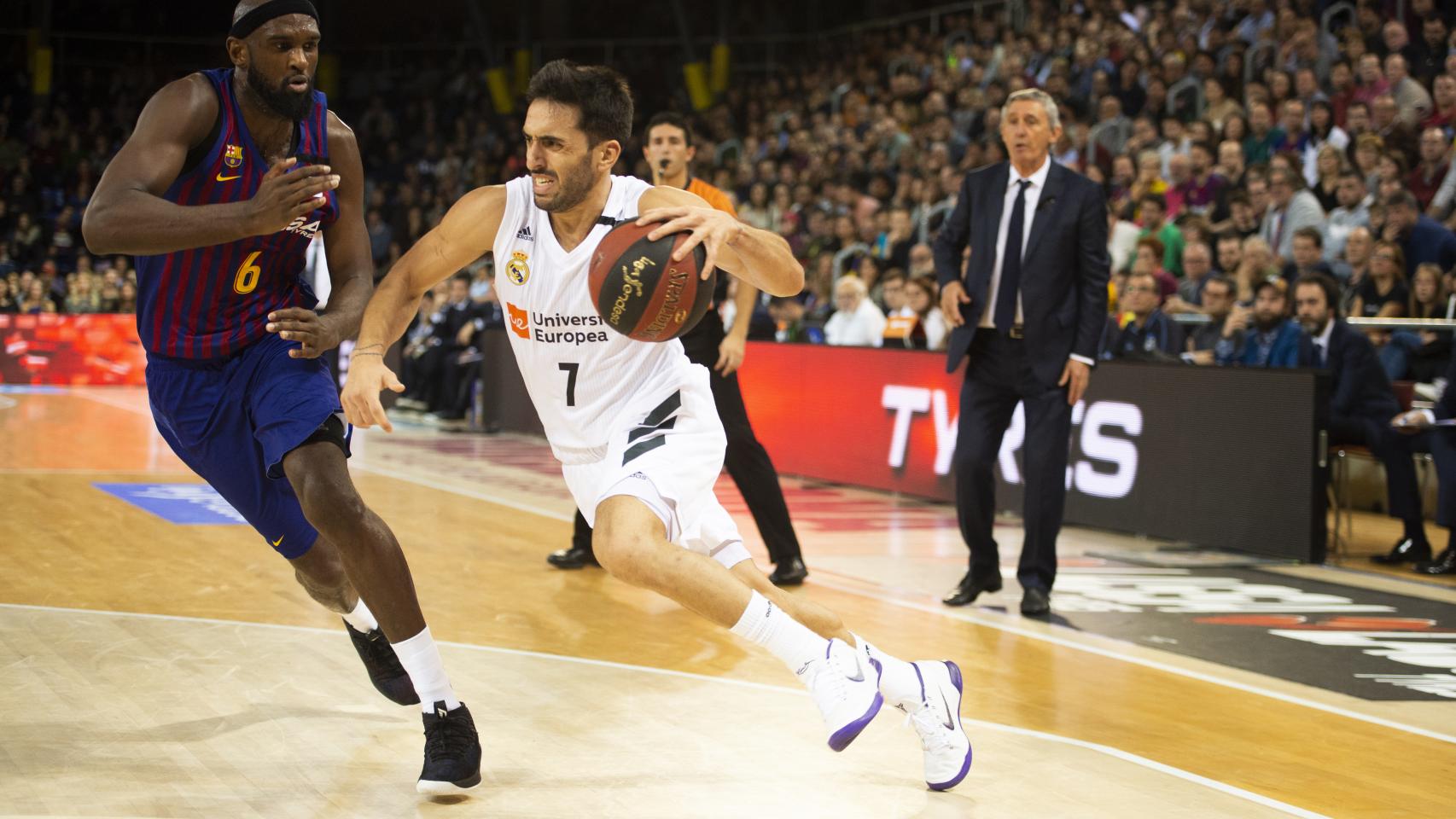 Campazzo intenta zafarse de Singleton