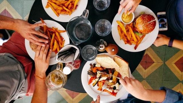 Este fin de semana participa en un concurso de comer hamburguesas o hártate a pulpo