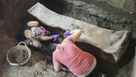 Arqueólogos trabajando sobre el sarcófago.