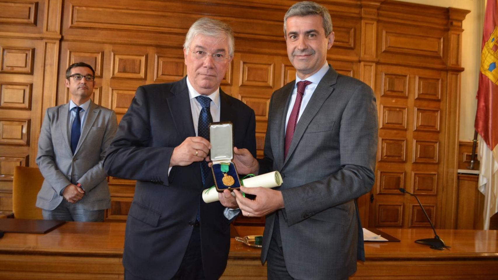 Tofiño recibe la medalla de manos de Gutiérrez