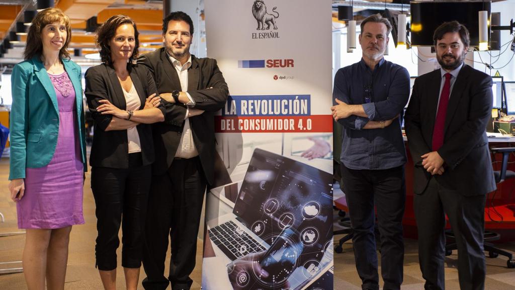 Foto de familia, de Izquierda a derecha: Noelia Lázaro Fernández, CMO de Packlink, Karen Thouret, responsable de Grandes Cuentas de SEUR, Carlos Baena, Program Manager en Proyectos de Digitalización sobre Metodología Agile de Bankia, Eduardo Irastorza, Profesor de Marketing Online en la EAE Business School y Arturo Criado, redactor jefe de Empresas y Medios de EL ESPAÑOL.