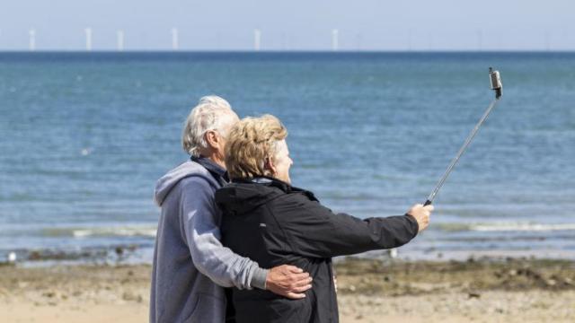 Una pareja se hace un selfie durante un viaje del Imserso.