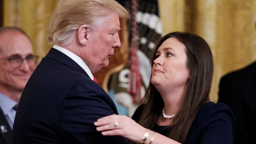 El presidente de Estados Unidos, Donald Trump abraza a la ex portavoz Sarah Huckabee Sanders.