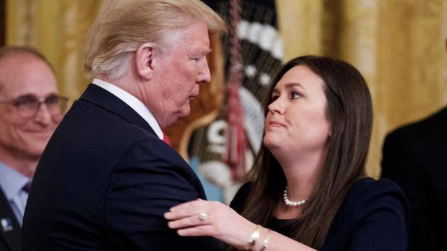 El presidente de Estados Unidos, Donald Trump abraza a la ex portavoz Sarah Huckabee Sanders.