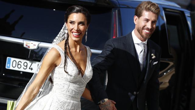 Pilar Rubio y Sergio Ramos a la salida del templo, unidos ya en santo matrimonio.