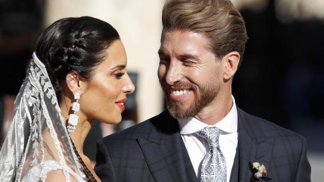 Pilar Rubio y Sergio Ramos a la salida del templo, unidos ya en santo matrimonio.