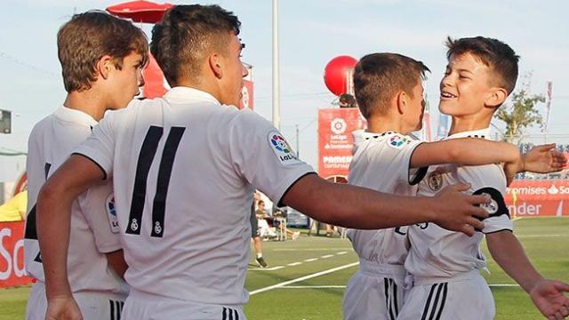 Los jugadores del Alevín A del Real Madrid celebran un gol