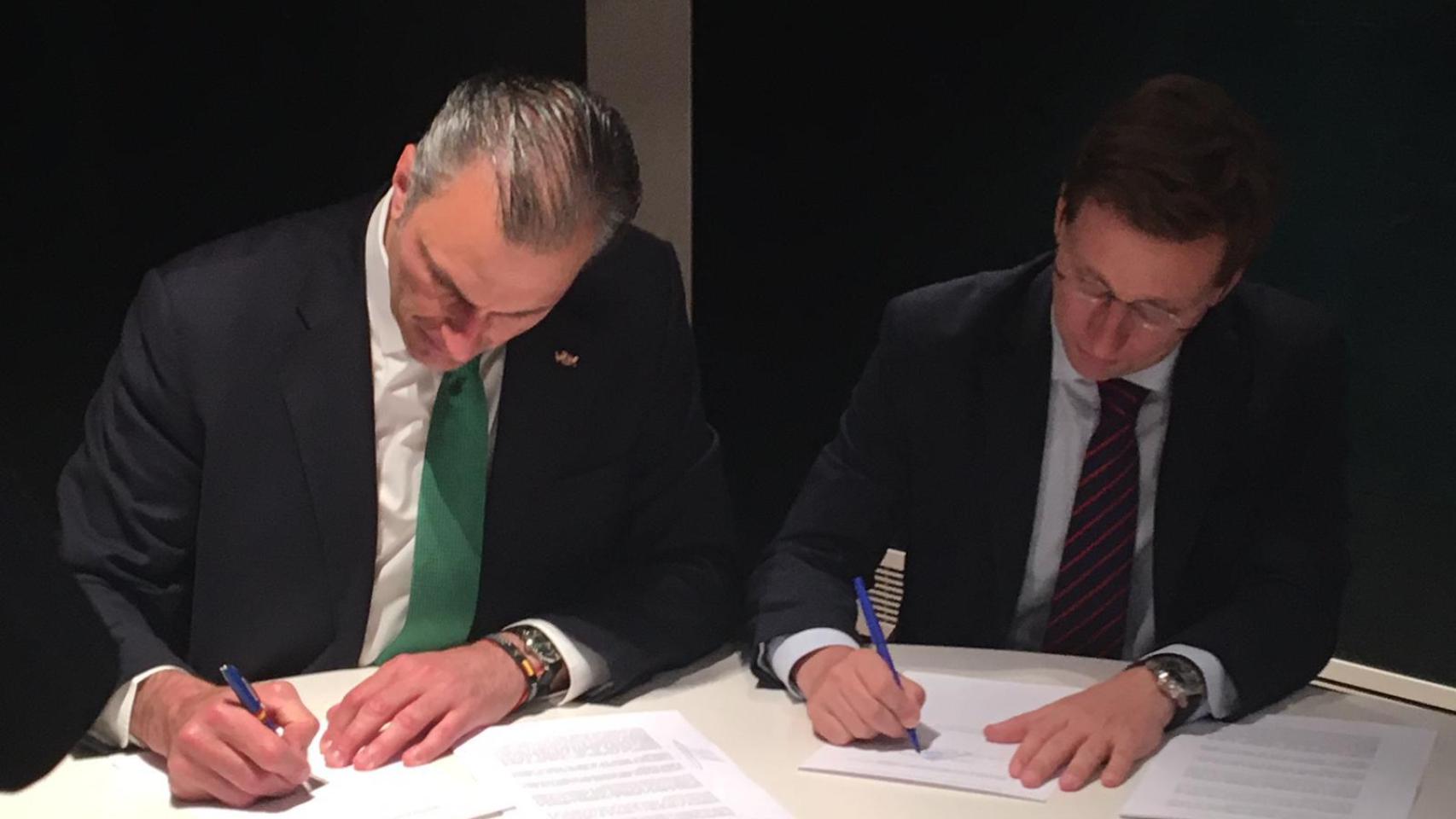 Ortega Smith, de Vox; junto al nuevo alcalde de Madrid, Martínez-Almeida.