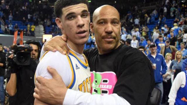 LaVar Ball junto a su hijo Lonzo.