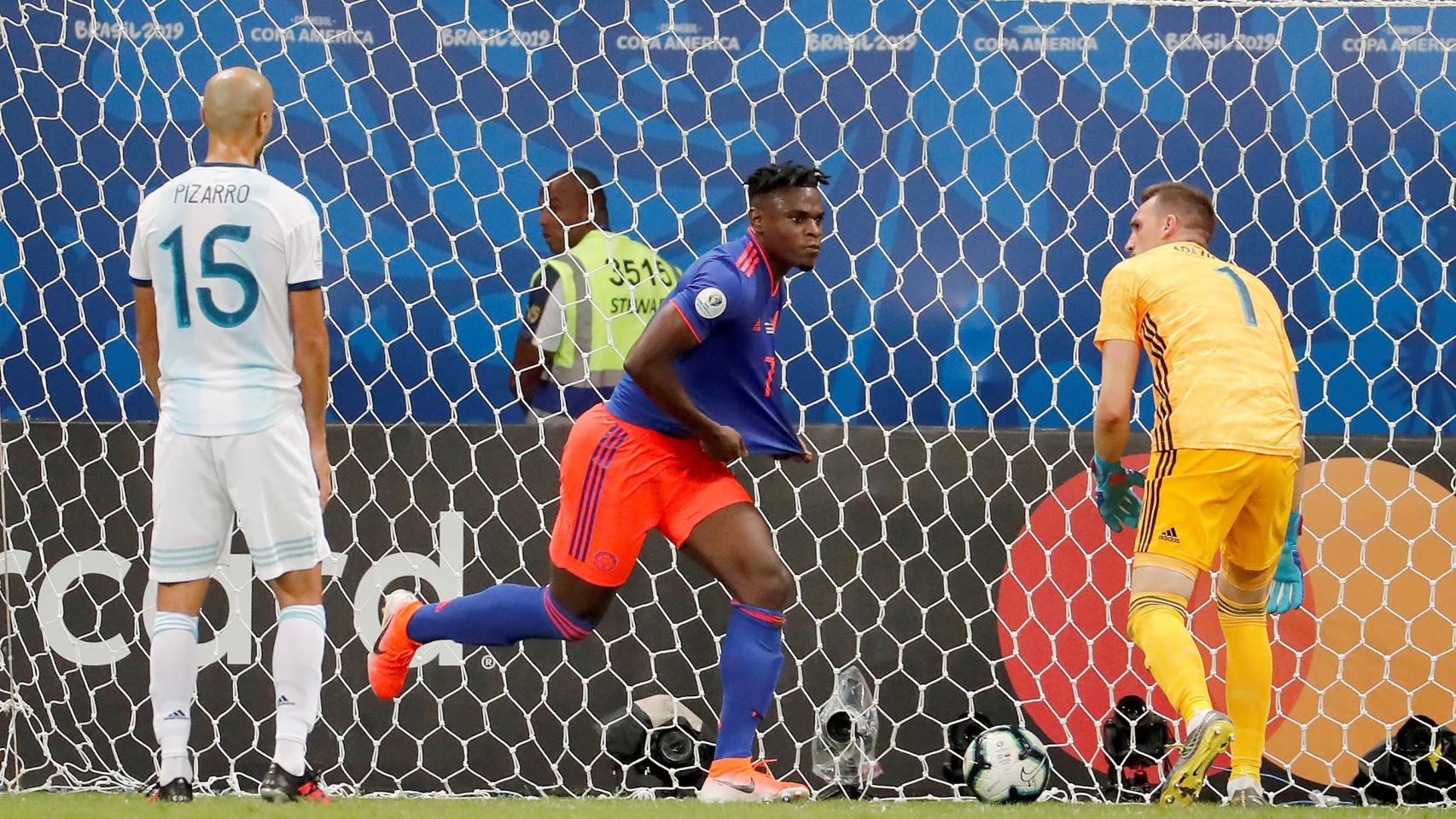 Duvan Zapata celebra su gol durante el partido Argentina-Colombia del Grupo B de la Copa América de Fútbol 2019