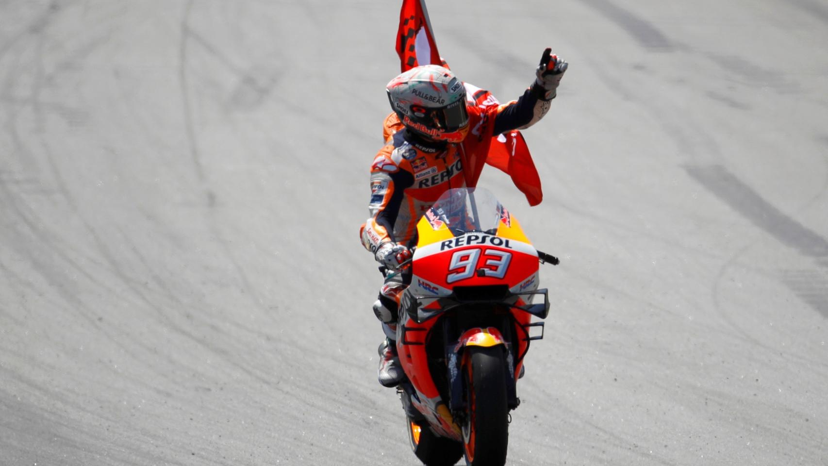 Marc Márquez celebra la victoria conseguida en el circuito de Barcelona-Cataluña.