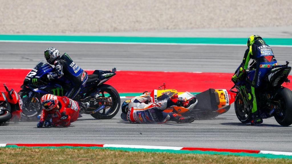 Lorenzo y Dovizioso, por los suelos, segundos antes de la caída de Maverick y Rossi, en la curva 10.