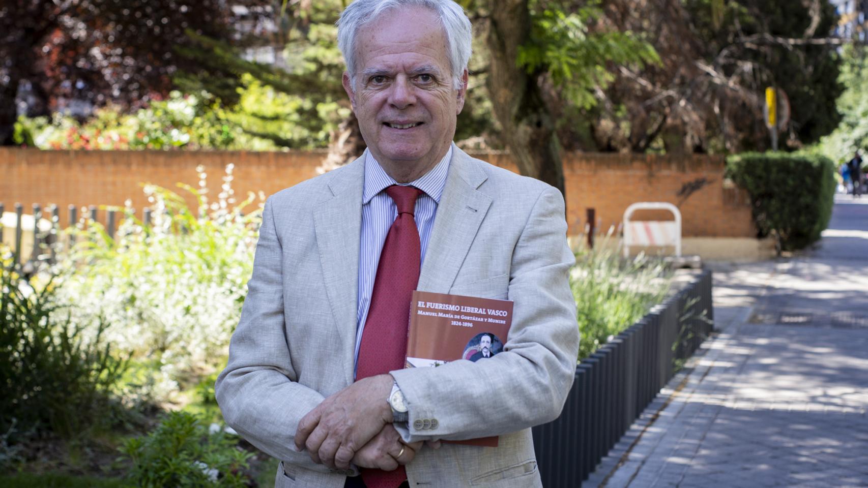 Guillermo Gortázar, con su nuevo libro bajo el brazo, en Madrid.