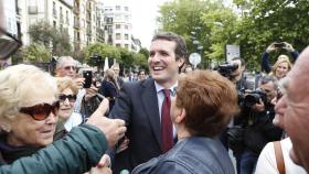 Casado recibe el apoyo de varias simpatizantes durante un paseo por San Sebastián.