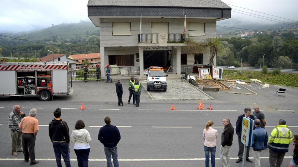 Imagen de archivo de 2013 tras la explosión de una artefacto en frente al Ayuntamiento de la localidad orensana de Beade.