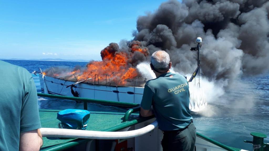 Arde un velero sueco en la costa de Malpica