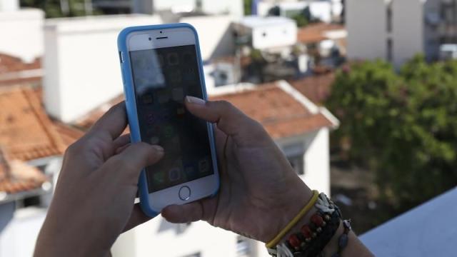 Una mujer mira su teléfono móvil.