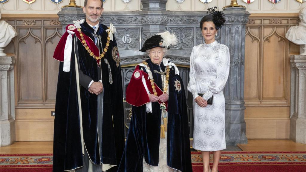 Los reyes de España, Felipe y Letizia, junto a la reina de Inglaterra en Londres.