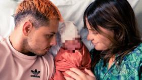 Chicharito y Sarah Kohan se han convertido en padres de su primer hijo.