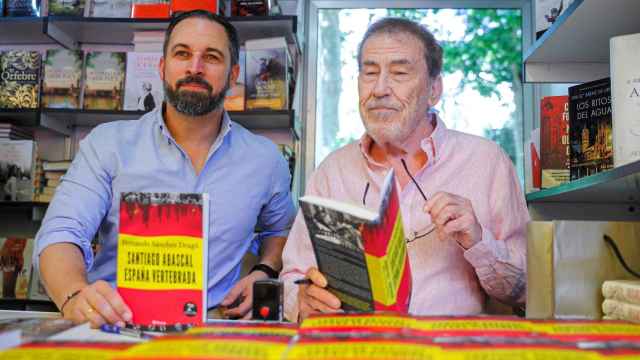 Santiago Abascal firma ejemplares del libro 'Santiago Abascal, España vertebrada'
