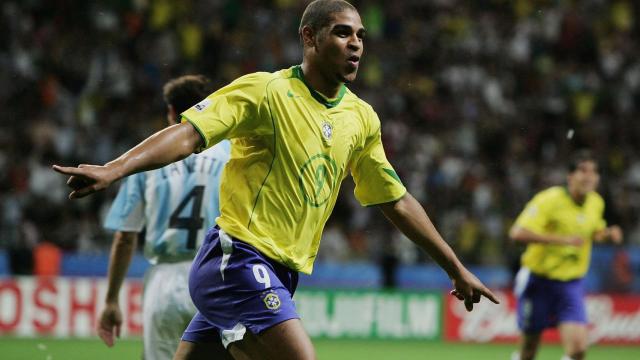 Adriano, en un partido con la selección de Brasil. Foto: Twitter (@A10imperador)