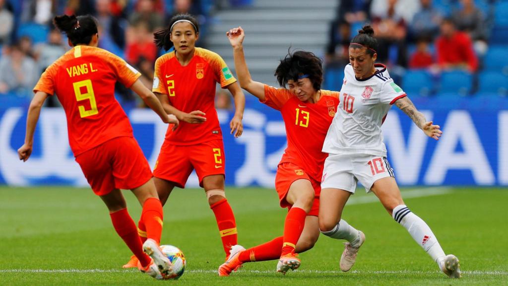 Jennifer Hermoso pelea con Yan Wang y otras dos jugadoras chinas por un balón