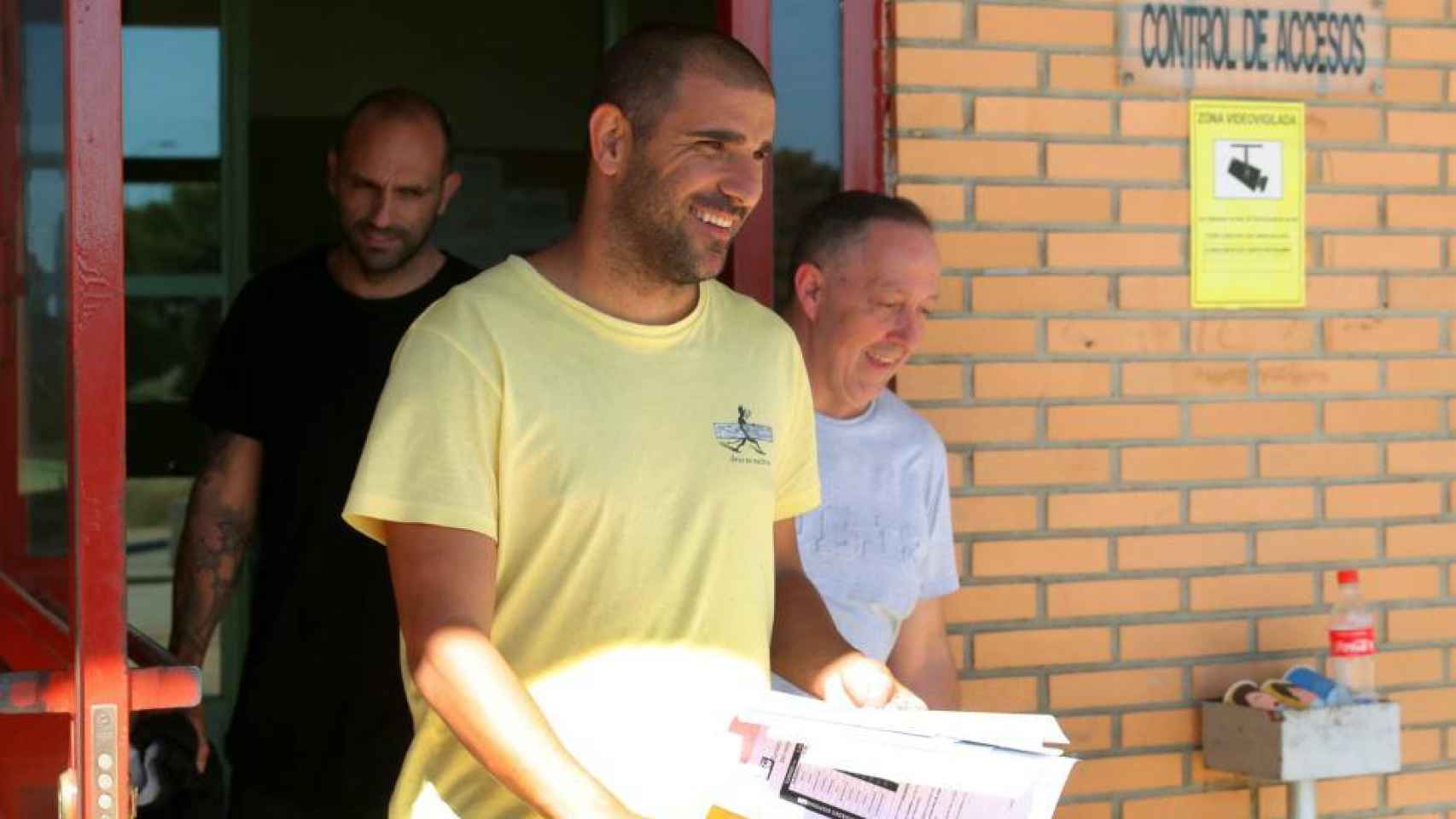 Carlos Aranda a la salida de la prisión de Zuera (Zaragoza).