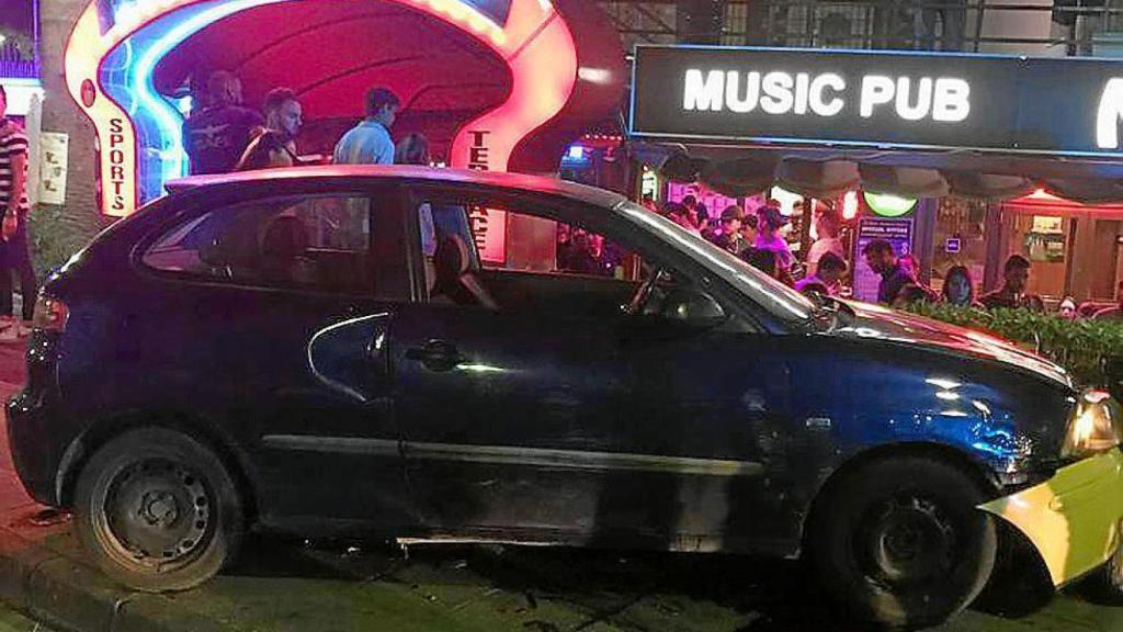 El coche se empotró contra la acera de una conocida discoteca.