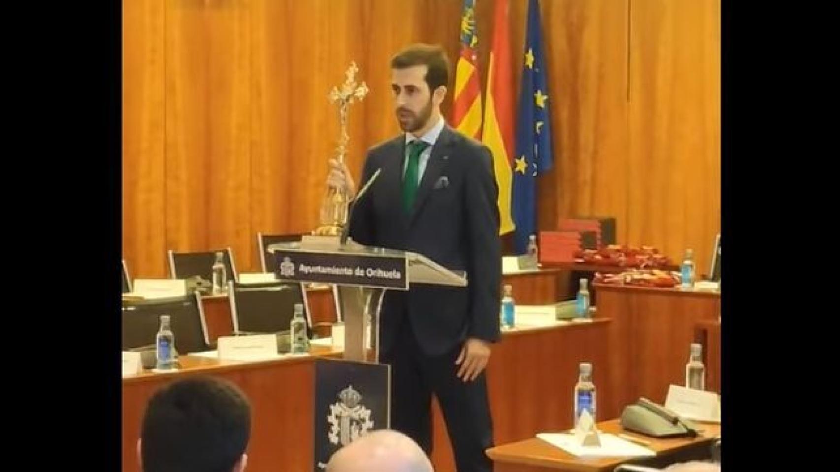 El concejal de Vox de Orihuela durante el juramento de su cargo.