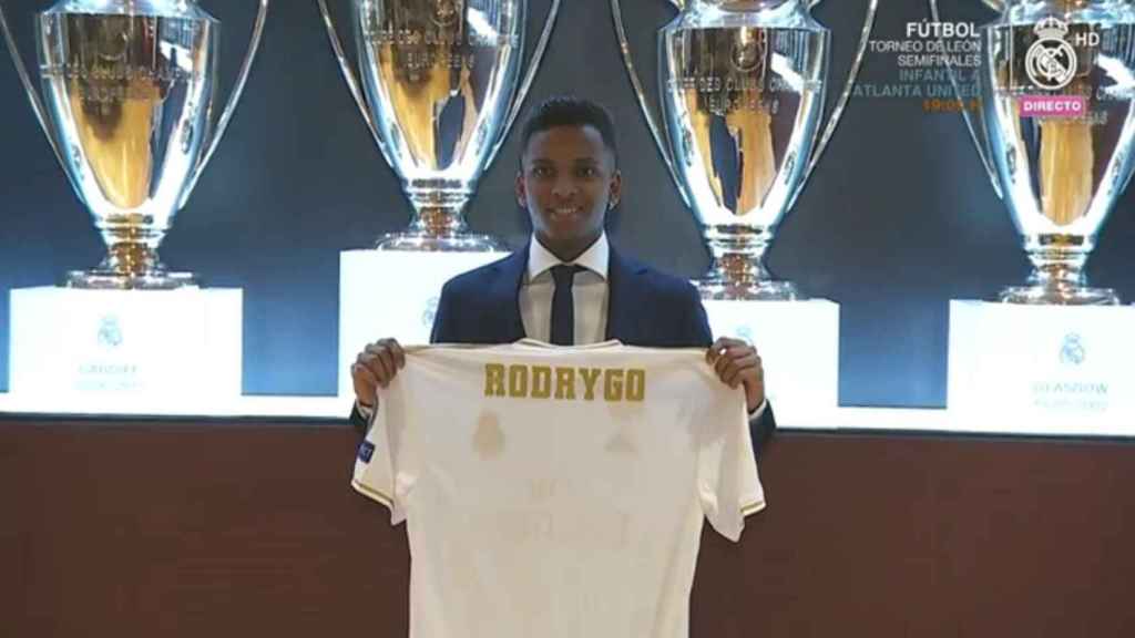 Rodrygo posa con la camiseta del Madrid